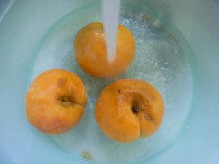 冰糖黄桃的做法步骤3
