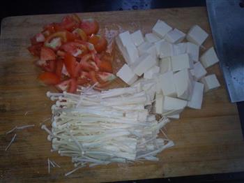 金针菇番茄豆腐汤的做法步骤2