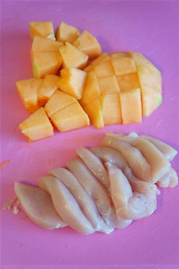 蜜瓜椰丝鸡肉沙拉的做法步骤1