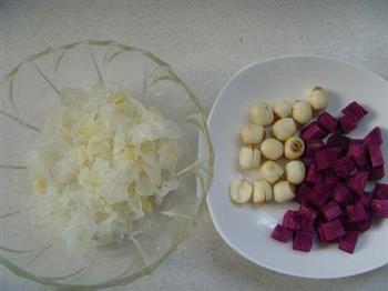 紫薯银耳莲子羹的做法步骤2