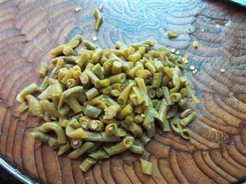 酸豆角炒莴笋丁的做法步骤3