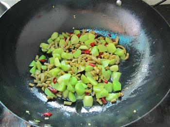 酸豆角炒莴笋丁的做法步骤7