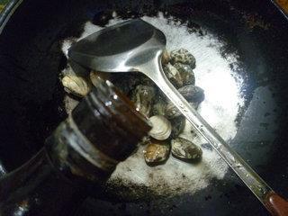 梅豆炒花蛤的做法步骤6