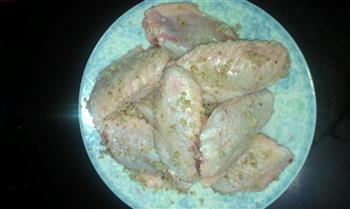 沙姜盐焗鸡翅的做法步骤3