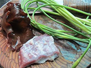 木耳蒜苔炒肉的做法步骤1