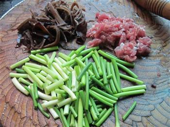 木耳蒜苔炒肉的做法步骤2