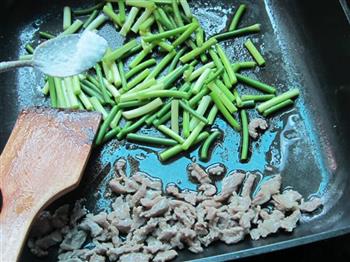 木耳蒜苔炒肉的做法步骤4