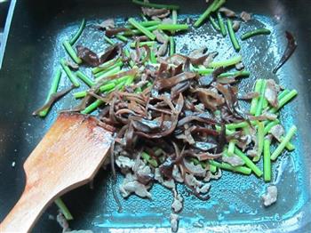 木耳蒜苔炒肉的做法步骤5