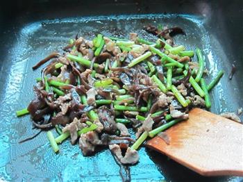木耳蒜苔炒肉的做法步骤7