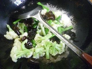 梅豆黑木耳炒花菜的做法步骤11