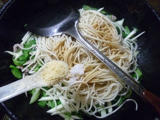 里脊肉青菜茭白炒面的做法步骤16