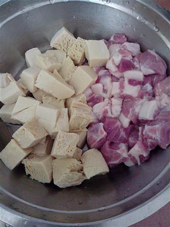 冻豆腐焖肉的做法图解1