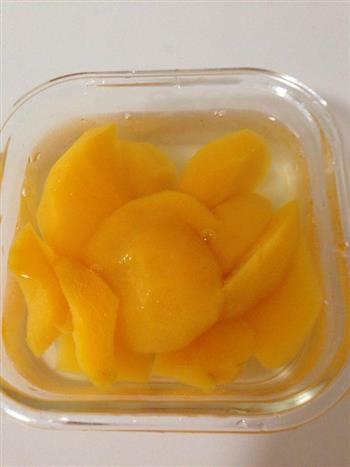 黄桃罐头的做法步骤2