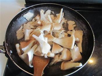 猪肚菇炒鸡片的做法步骤5