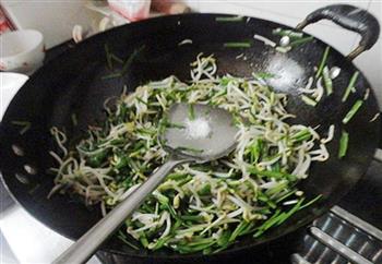 韭菜炒绿豆芽的做法步骤7