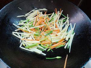 韭菜花炒土豆丝的做法步骤4
