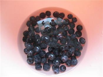 迷你蓝莓糖葫芦的做法步骤1