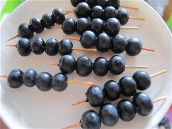 迷你蓝莓糖葫芦的做法步骤3