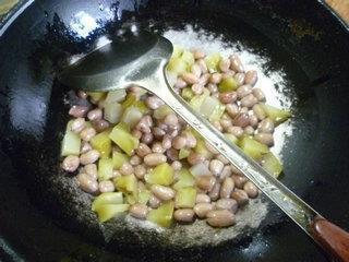 榨菜炒花生米的做法步骤9