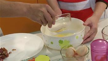 豌豆胡萝卜煎鸡蛋的做法步骤2