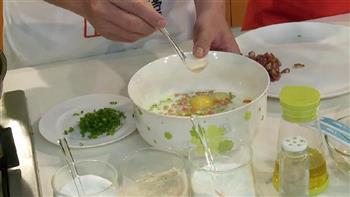 豌豆胡萝卜煎鸡蛋的做法步骤4