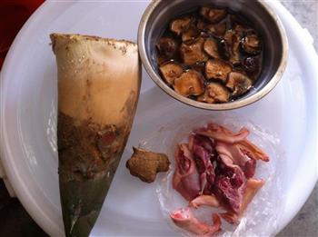 香菇鸭肉焖竹笋的做法步骤1