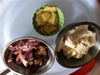 香菇鸭肉焖竹笋的做法步骤2