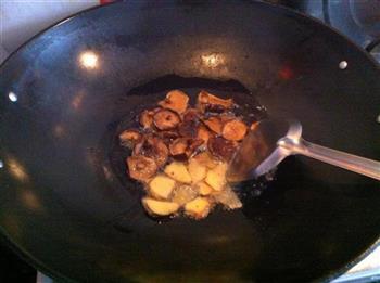 香菇鸭肉焖竹笋的做法步骤3