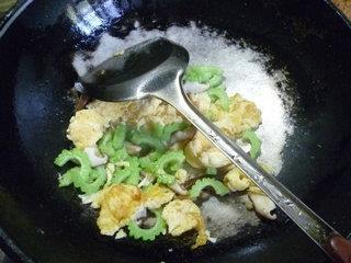 苦瓜香菇炒鸡蛋的做法步骤10