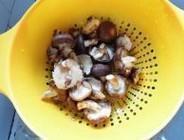 西兰花香菇烩酥肉的做法图解1