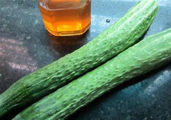 蚝油炝黄瓜的做法图解1