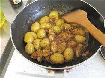 小土豆烧鸡腿的做法步骤12