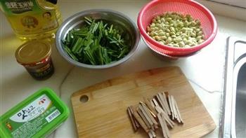韭菜毛豆炒豆腐干的做法步骤1