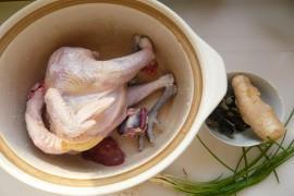 黑木耳炖鸡汤的做法图解1