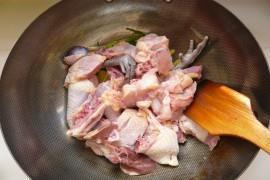 黑木耳炖鸡汤的做法图解4