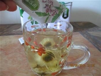 蜂蜜枸杞菊花凉茶的做法步骤2