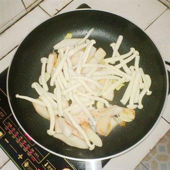 海鲜菇炒蟹柳的做法步骤6