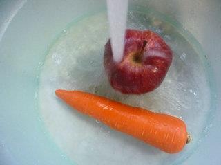胡萝卜苹果汁的做法图解2