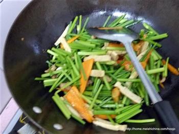 韭菜花香干炒肉的做法步骤5