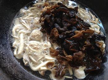 菌菇木耳肉圆汤的做法图解5