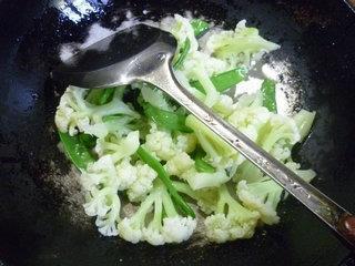 荷兰豆炒花菜的做法步骤5