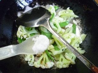 荷兰豆炒花菜的做法步骤7