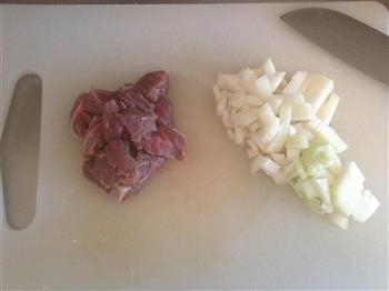 蒜香牛肉饭卷的做法步骤1