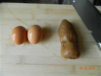咸菜炒鸡蛋的做法图解1