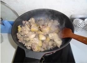 香菇焖鸡的做法步骤2