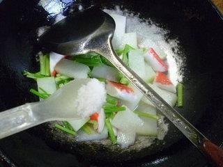 芹菜蟹柳炒冬瓜的做法步骤10