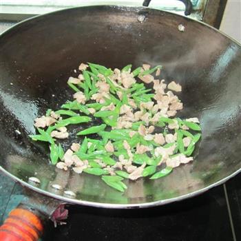 猪肉油豆腐炒四季豆的做法步骤4