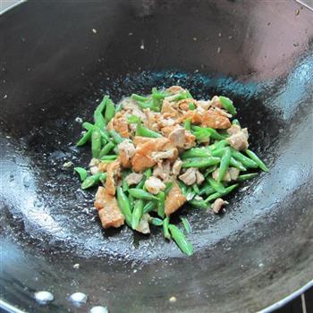 猪肉油豆腐炒四季豆的做法步骤7