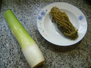 咸菜茭白丝盖浇汤面的做法图解1