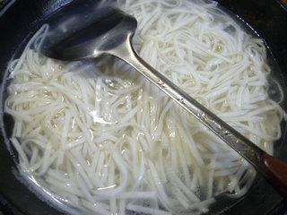 咸菜茭白丝盖浇汤面的做法步骤17